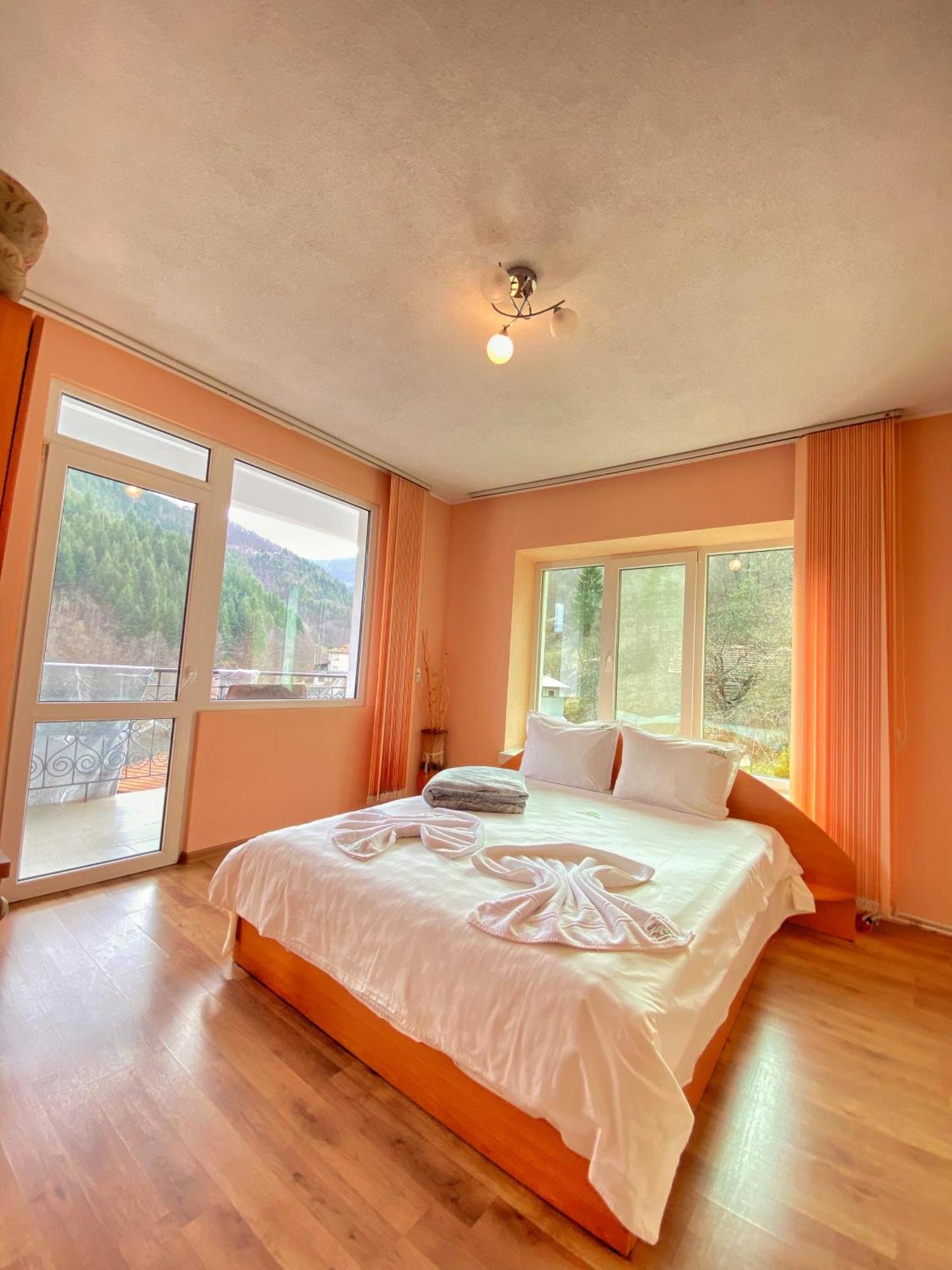 Къща За Гости Хаджиевата Къща Smolyan Ngoại thất bức ảnh